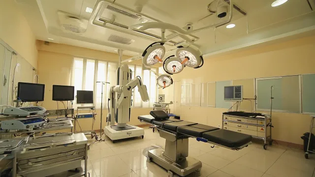People-free clinical still life with a knee model, imaging and orthopaedic equipment illustrating Robotic Knee Replacement in Kannur: What to Expect at Aster MIMS
