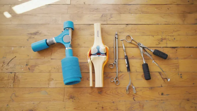 People-free sports-medicine still life with anatomical models, imaging and rehabilitation equipment illustrating Meniscus Tear: Surgery or Physiotherapy? What the Evidence Says